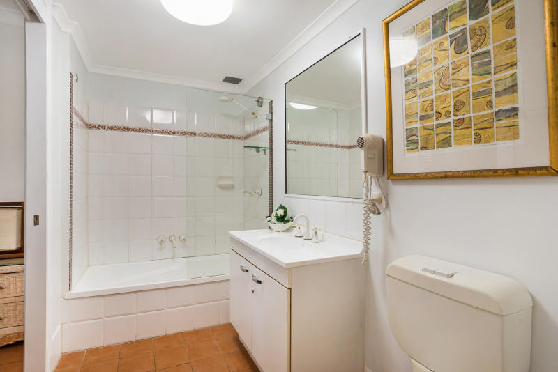 Standard bathroom at Yorkeys Knob accommodation